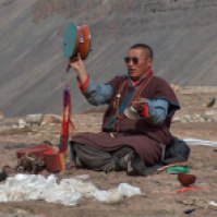 راهب تبتی در حال نیایش برای روح مرده